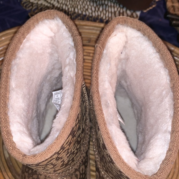 UGG, Classic II Glitter Leopard Suede Kid's Boot size:4, very cute! - Picture 8 of 12